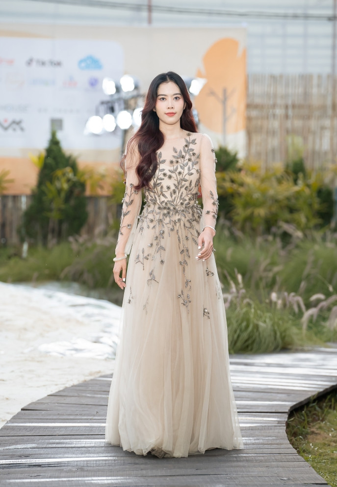 Á hậu Phương Nhi, hoa hậu Bảo Ngọc đọ sắc nền nã trên sàn catwalk