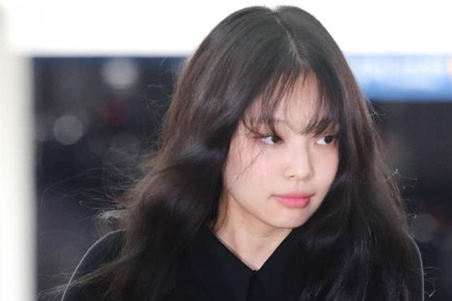 Lisa hẹn hò quý tử tỷ phú sau buổi diễn ở hộp đêm thoát y