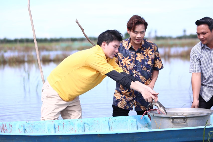 Diễn viên Bi Max thử sức với nghề làm cá khô ở Tam Nông, Đồng Tháp