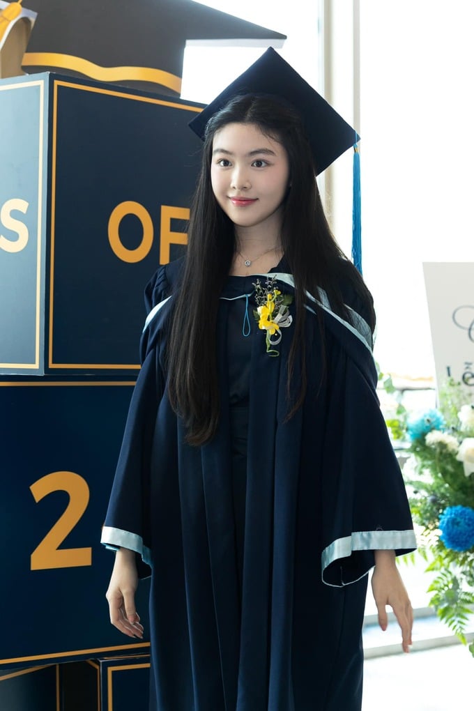 Khoe sắc khi diện lễ phục tốt nghiệp, con gái Quyền Linh được chấm 10/10