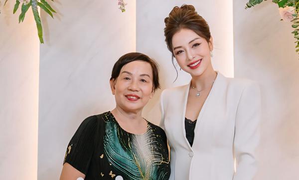 Mẹ chồng Hoa hậu Jennifer Phạm Diện trẻ đẹp ở tuổi U70